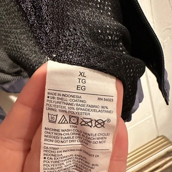 Old Navy Lightweight Water Resistant Jacket - Picture 9 of 10